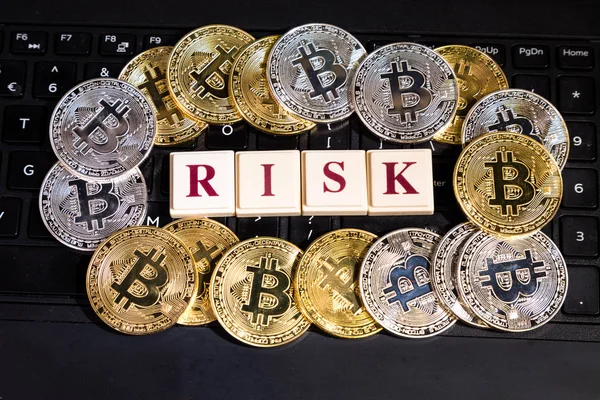 Kryptowährung Bitcoin auf Computertastatur Wortrisiko — Stockfoto