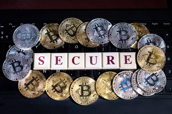 Kryptowährung Bitcoin auf Computertastatur mit Wort — Stockfoto