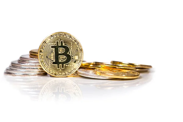 Konzeptionelle Kryptowährung Bitcoin auf weißem Hintergrund — Stockfoto