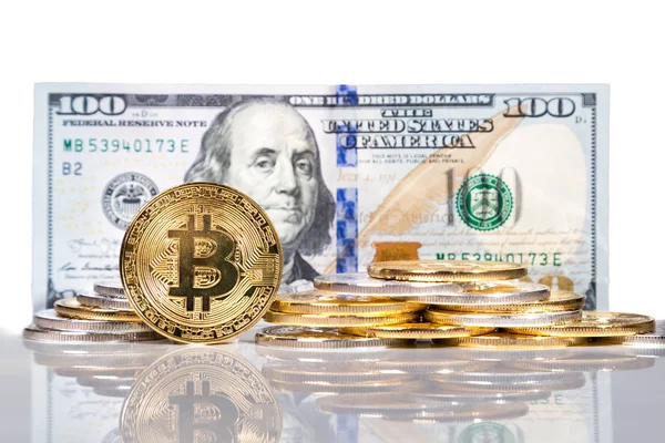 Stapel von konzeptionellen Kryptowährung Bitcoin mit uns Dollar-Schein b — Stockfoto