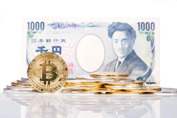Pilha de criptomoeda conceitual bitcoin com Yen bil japonês — Fotografia de Stock