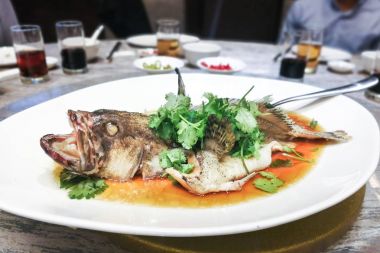 Buğulanmış orfoz balığı Çin stili şenlikli cel sırasında hizmet