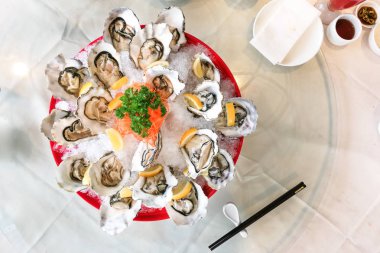 Taze canlı çiğ istiridye limon ve biber sosu eşliğinde