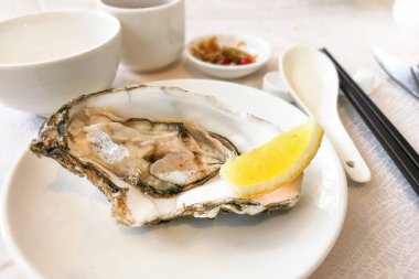 Taze canlı çiğ istiridye limon ve biber sosu eşliğinde