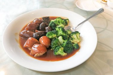 Deniz hıyarı ve brokoli, kızarmış mantar popüler Çince