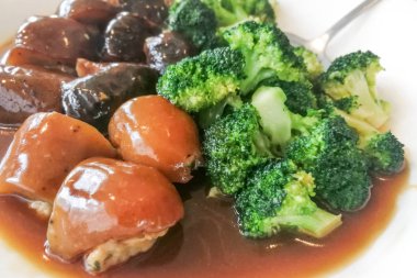 Portre üzerinde deniz salatalık ve brokoli ile kızarmış mantar.