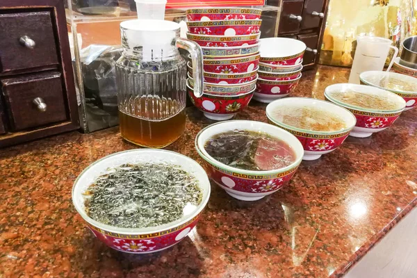 Mangkuk teh sup obat tradisional Cina di re — Stok Foto