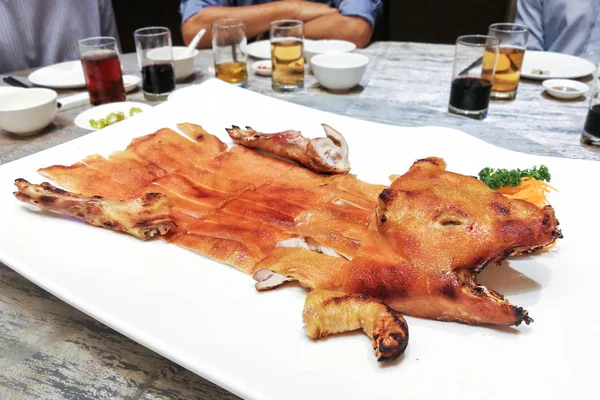 Portie heerlijke speenvarken in restaurant tijdens celebrati — Stockfoto
