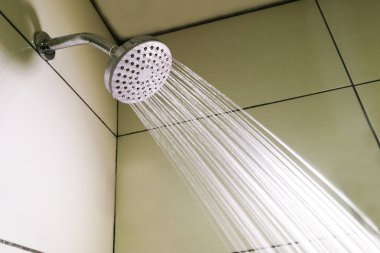 Aşağı banyo püskürtme su damlacıkları yenileme ile duş başlığı