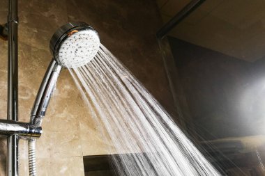 Aşağı banyo püskürtme su damlacıkları yenileme ile duş başlığı