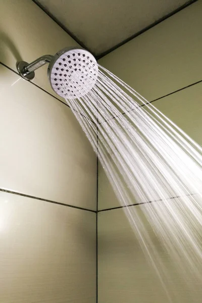 Cabezal de ducha con gotas de agua refrescante rociando en el baño —  Fotos de Stock