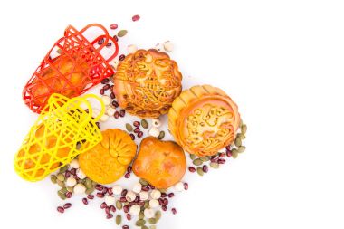 Mid Sonbahar Festivali Çin moon pasta beyaz arka plan üzerinde malzemelerle