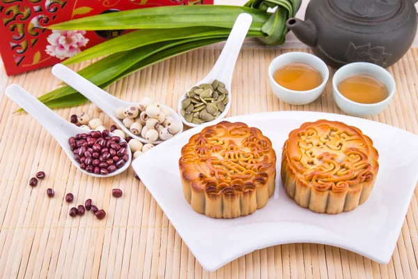 Pastel de luna para la celebración del festival chino de mediados de otoño, con ingrediente — Foto de Stock