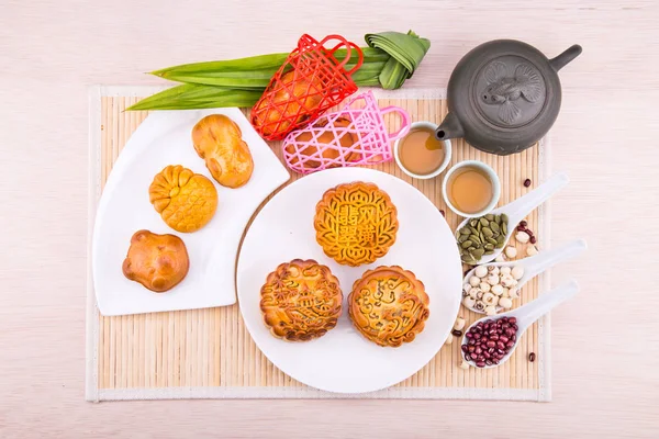 Mondkuchen für chinesisches Herbstfest, mit Zutat — Stockfoto