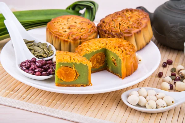 Bolo de lua para comemoração do festival chinês de meados do outono, com ingrediente — Fotografia de Stock