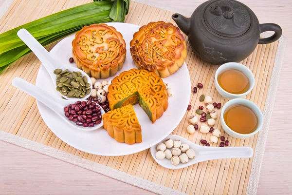 Pastel de luna para la celebración del festival chino de mediados de otoño, con ingrediente — Foto de Stock