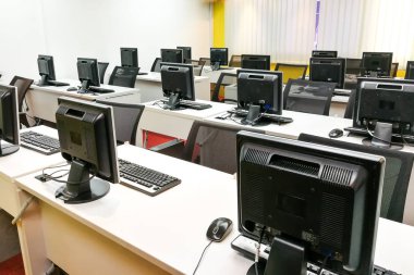Boş bilgisayar sınıf monitör masa üstünde ile