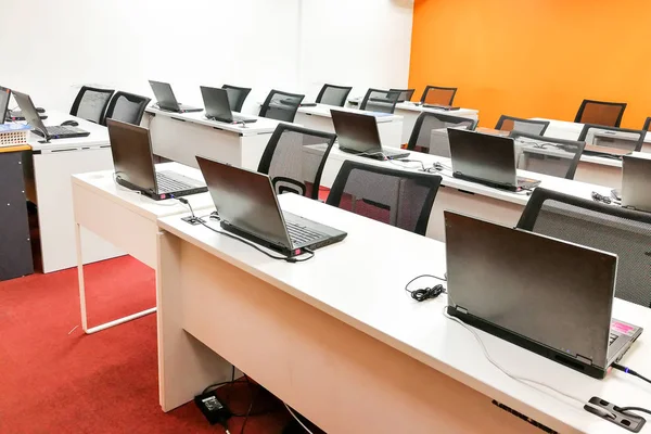 Sala de aula de computador vazia com monitores em cima da mesa — Fotografia de Stock