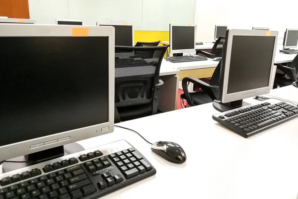 Sala de aula de computador vazia com monitores em cima da mesa — Fotografia de Stock