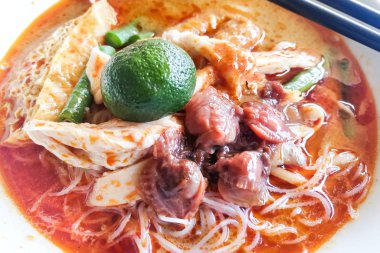 Lezzetli körili laksa şehriye çorbası servis ediliyor.