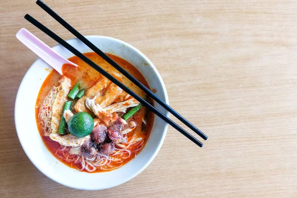 Schüssel mit Curry laksa Nudelsuppe mit Hähnchen — Stockfoto