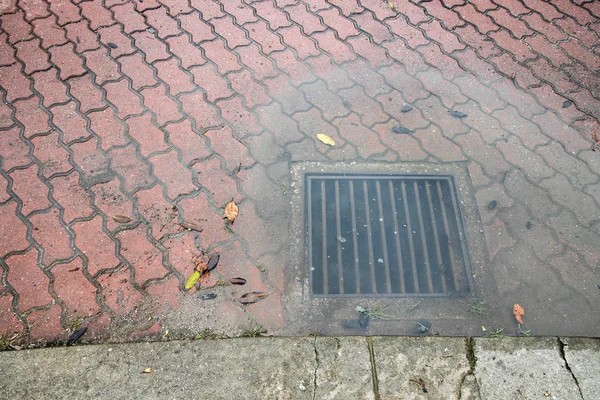 Dreno subterrâneo obstruído com água sobre o fluxo após a tempestade de chuva — Fotografia de Stock