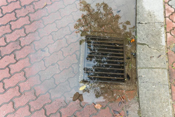 Zapchany podziemny odpływ wody po burzy deszczowej — Zdjęcie stockowe