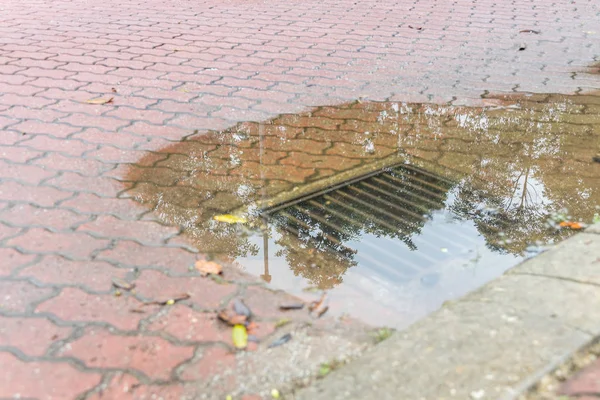 Zapchany podziemny odpływ wody po burzy deszczowej — Zdjęcie stockowe