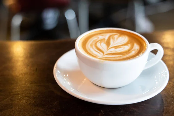 Sederhana melayani kopi cuppuccino dengan seni bunga berbentuk hati — Stok Foto