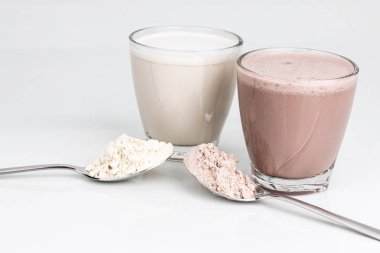 Vanilya ve çikolata aromalı protein içeceği.