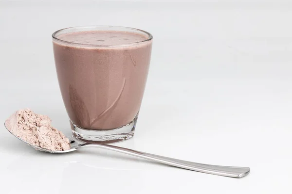 Csokoládéízesítésű fehérjeitalok fehérjeporral bevont üvegben — Stock Fotó