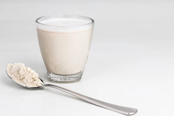 Vanillegeschmack Proteingetränke im Glas mit Proteinpulver Umfang — Stockfoto