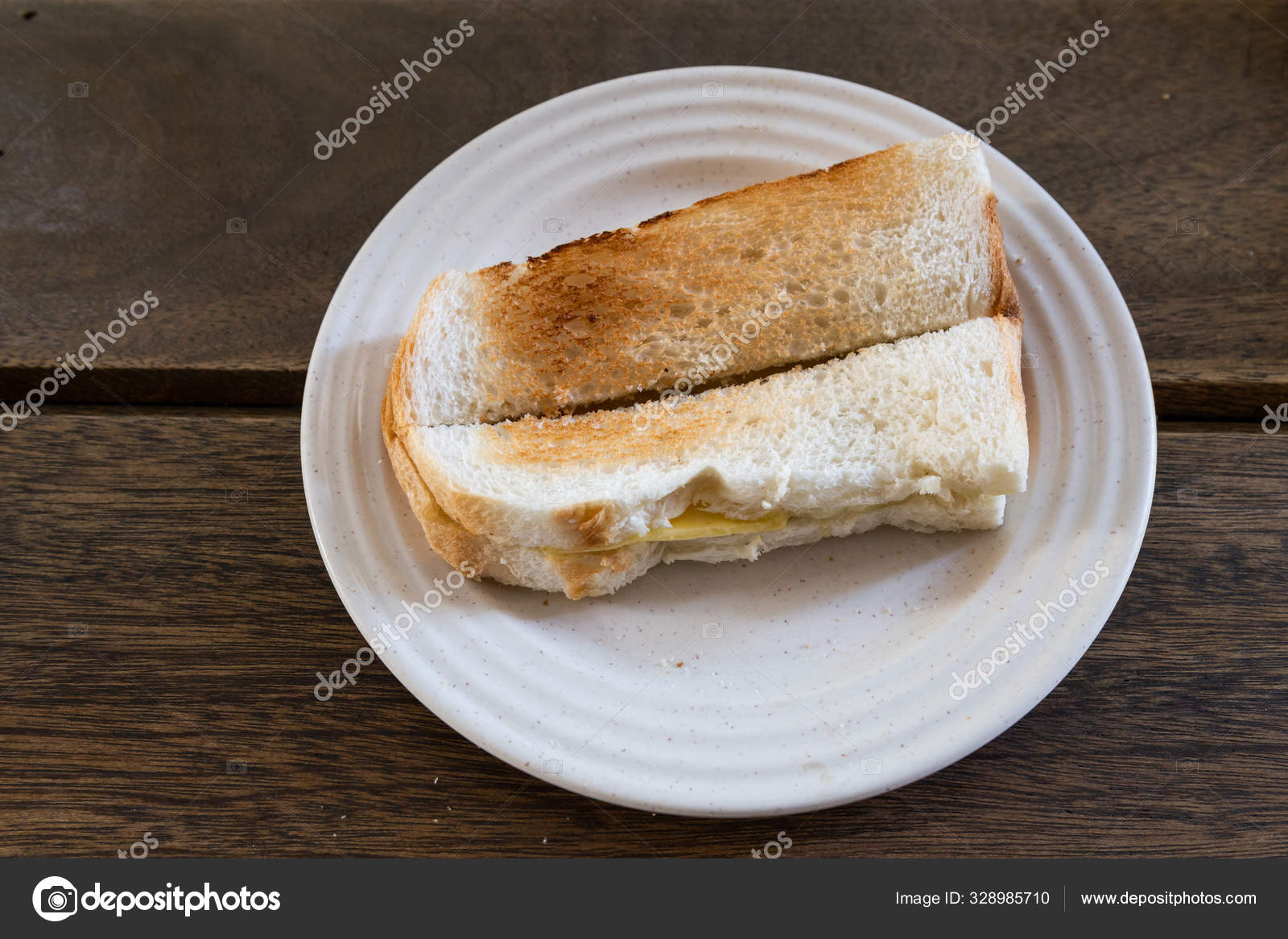 带有奶油木瓜的烤面包，在马来西亚很受欢迎的早餐——图库图片© Thamkc #328985710