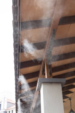 Çevre sıcaklığını yönetmek için ticari bina üzerindeki sis soğutma sistemi