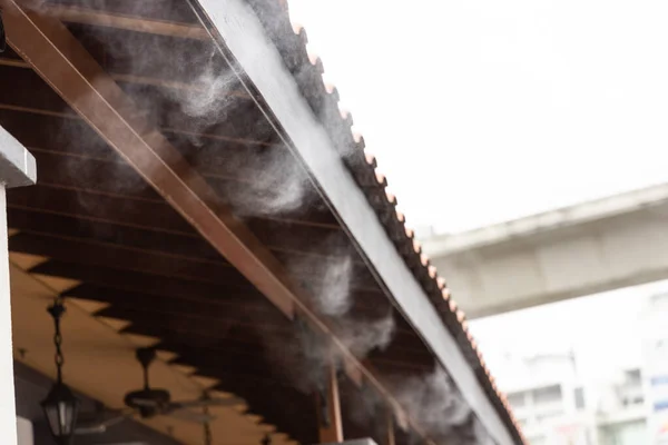 System chłodzenia mgłą w budynku komercyjnym do zarządzania temperaturą otoczenia — Zdjęcie stockowe