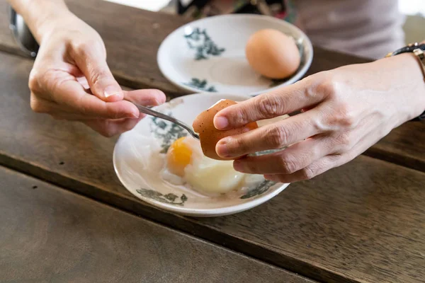 Серия ручной подготовки китайской мягкой половины варить яйцо на завтрак — стоковое фото