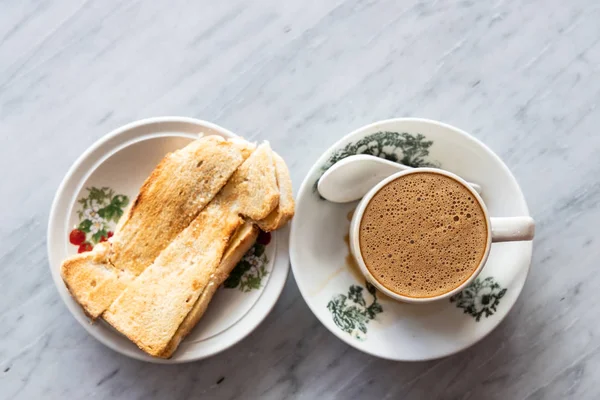 Kopi tradisional Cina dan roti panggang, sarapan populer di Malaysia — Stok Foto