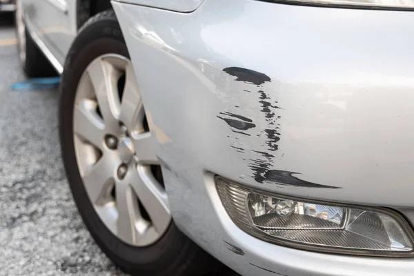 Rasguño en el parachoques del coche debido a un accidente menor — Foto de Stock