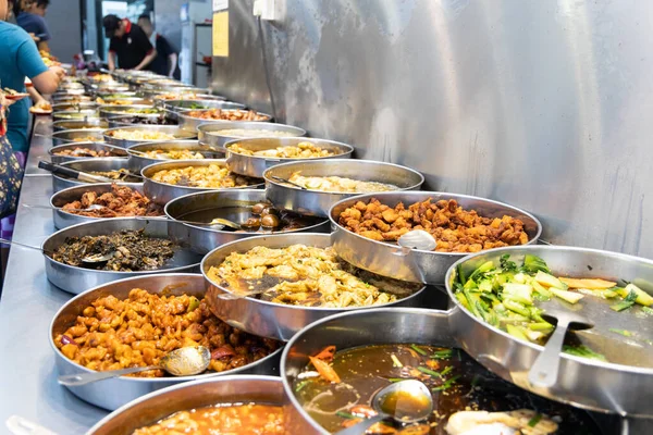Arroz económico con amplia variedad, comida popular barata en Malasia — Foto de Stock