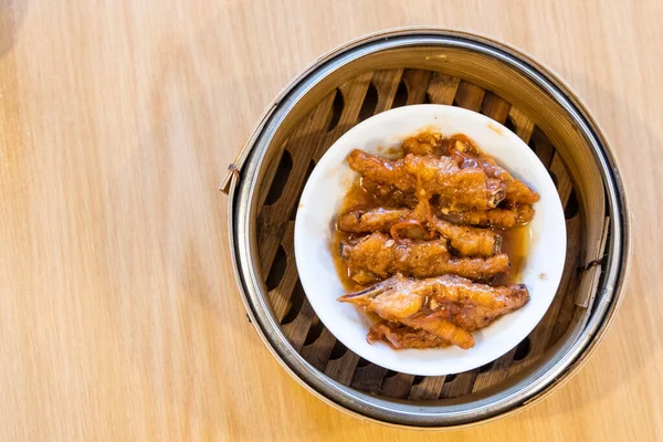 Pés de frango cozidos no vapor ou garra de fênix, popular dim sum chinês — Fotografia de Stock
