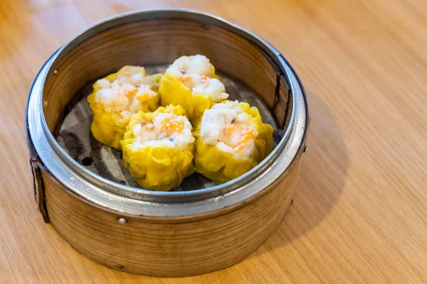 Siew Mai adalah varietas populer dalam persiapan Dim Sum Cina . — Stok Foto