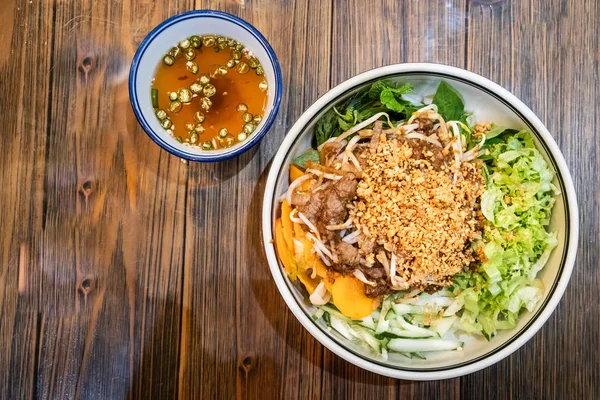 Vietnamees roer gebakken rundvlees met vermicelli en diverse groenten — Stockfoto