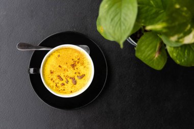 Koyu renkli masaya aromatik sade kahve servisi.