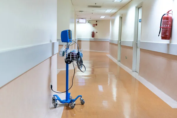 Unité mobile d'instruments de diagnostic de santé dans le couloir de l'hôpital — Photo
