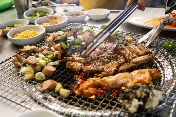 Nahaufnahme vom koreanischen Grill, der auf heißem Holzkohleofen gegrillt wird — Stockfoto