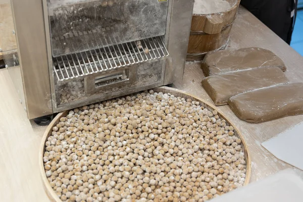 Hromada syrových tapioca boba perel čerstvě připravených před vařením. — Stock fotografie