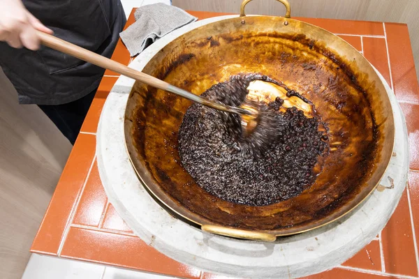 Trabajador preparando bolas de perla de tapioca en té de burbuja o boba — Foto de Stock