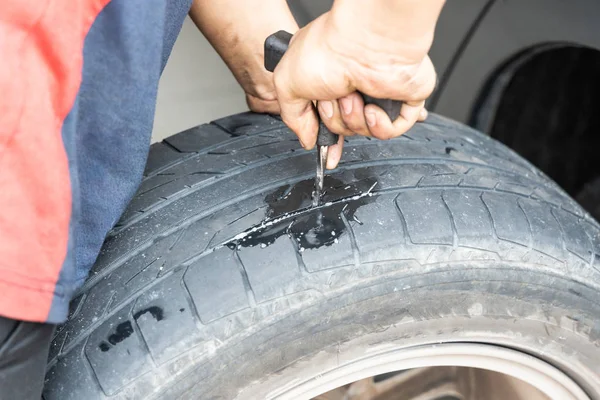 Serie de parcheo mecánico pinchazo tubeless neumático con kit de herramientas —  Fotos de Stock