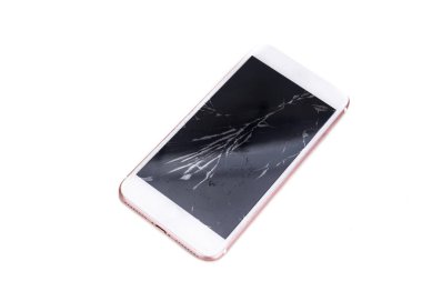 Beyaz arkaplan üzerinde kırık ekranlı akıllı telefon