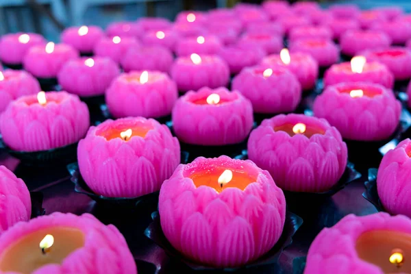 Mehrere lotusförmige Kerzen im Tempel zum Gebet entzündet — Stockfoto